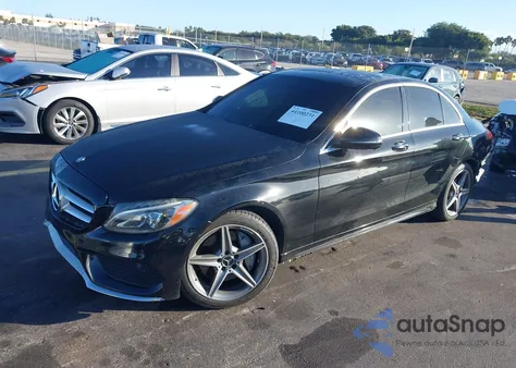 2015 Mercedes-Benz C 300 Sport 4Matic z USA, uszkodzony, nr VIN 55SWF4KB5FU039013